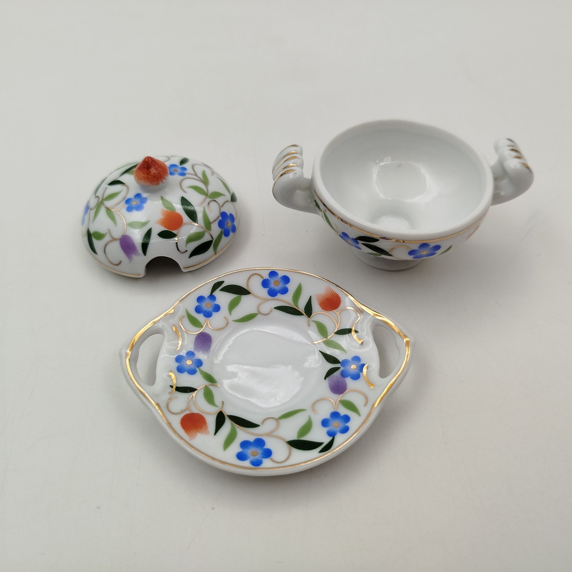 Солонка в виде супницы (миниатюрная) с цветочным декором, "Porcelain Art", фарфор, деколь, золочение, Европа, 1970-2000 гг.