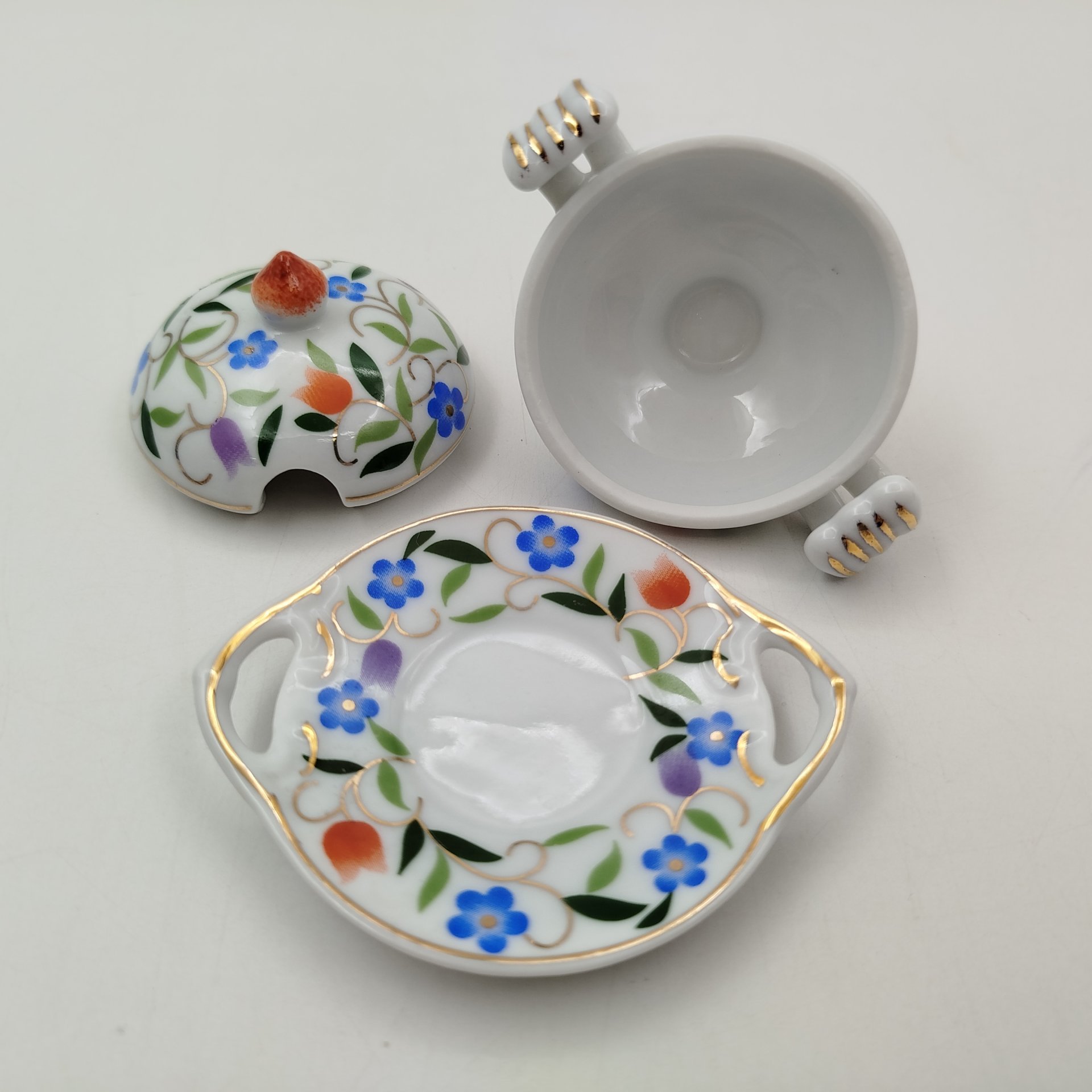 Солонка в виде супницы (миниатюрная) с цветочным декором, "Porcelain Art", фарфор, деколь, золочение, Европа, 1970-2000 гг.
