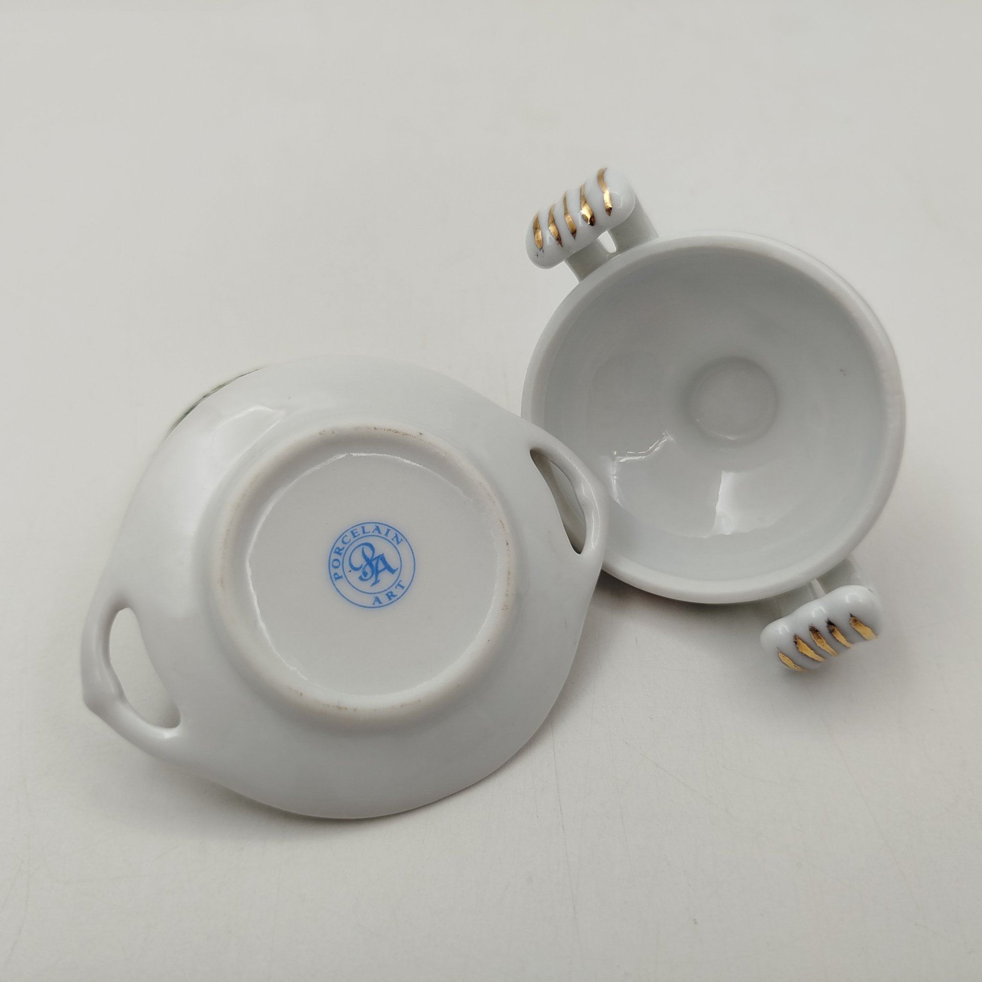 Солонка в виде супницы (миниатюрная) с цветочным декором, "Porcelain Art", фарфор, деколь, золочение, Европа, 1970-2000 гг.
