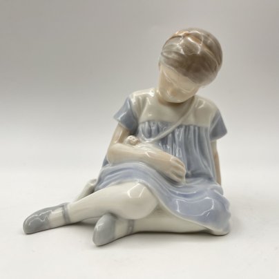 Статуэтка "Девочка с куклой", фарфор, роспись, Bing & Grondahl, Дания, 1952-1957 гг.