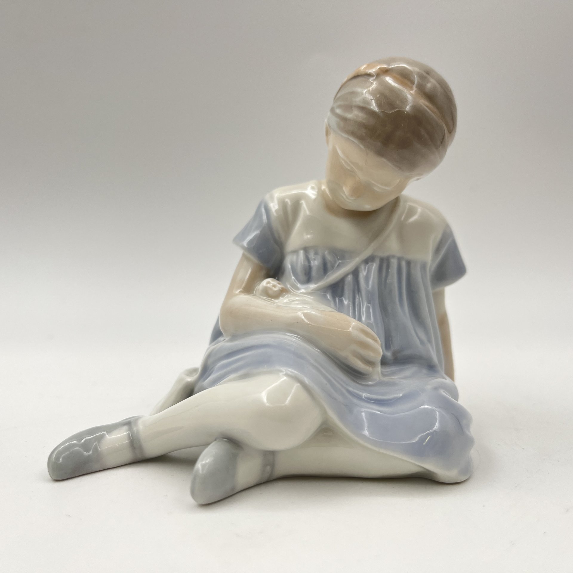 Статуэтка "Девочка с куклой", фарфор, роспись, Bing & Grondahl, Дания, 1952-1957 гг.