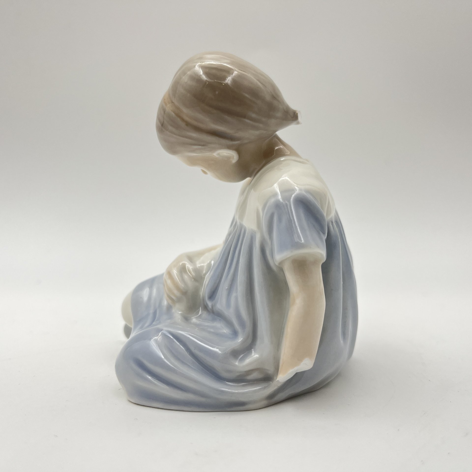 Статуэтка "Девочка с куклой", фарфор, роспись, Bing & Grondahl, Дания, 1952-1957 гг.