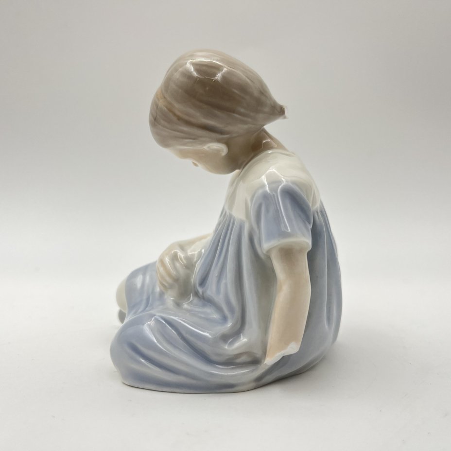 Статуэтка "Девочка с куклой"