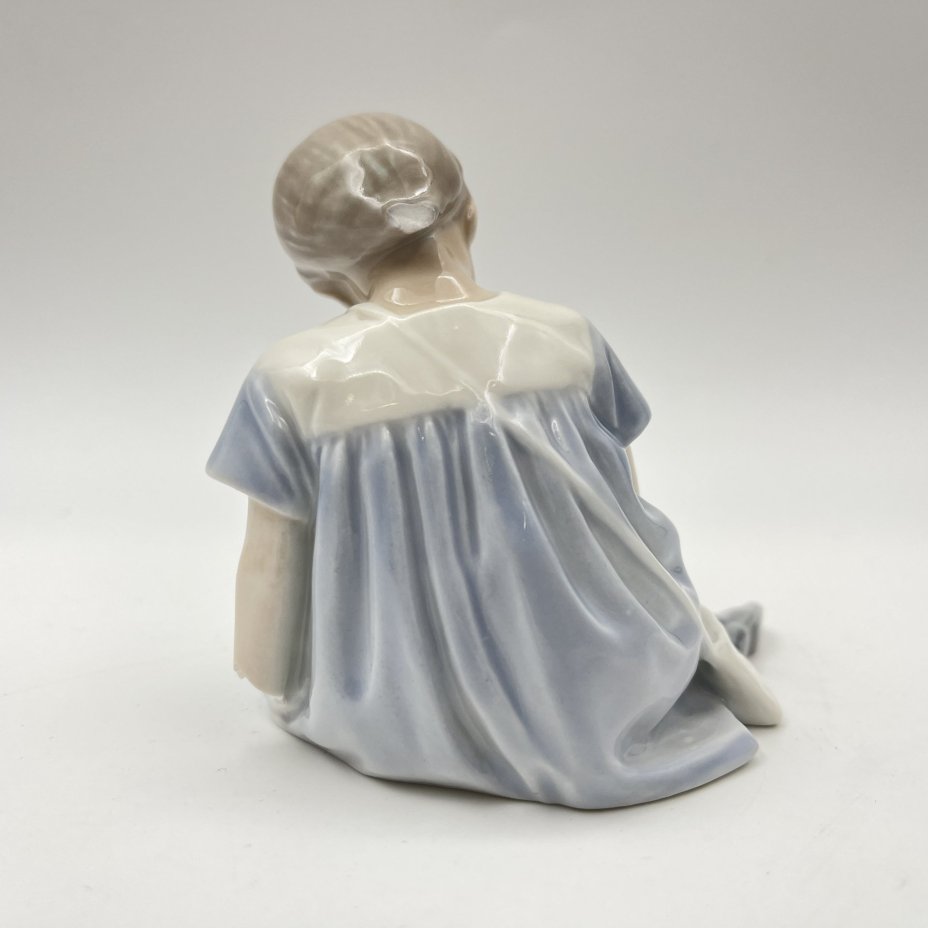 Статуэтка "Девочка с куклой"