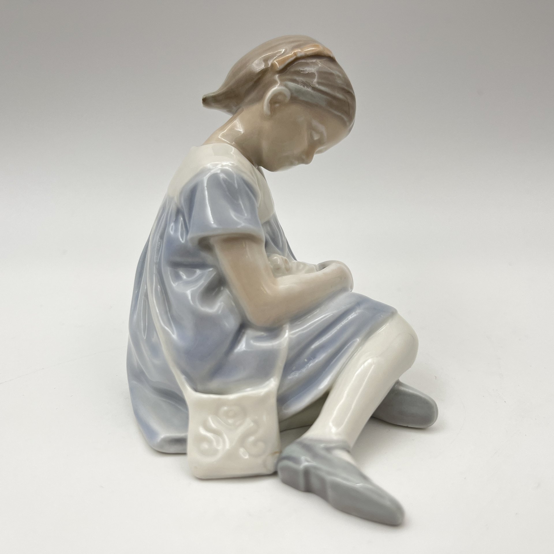 Статуэтка "Девочка с куклой", фарфор, роспись, Bing & Grondahl, Дания, 1952-1957 гг.