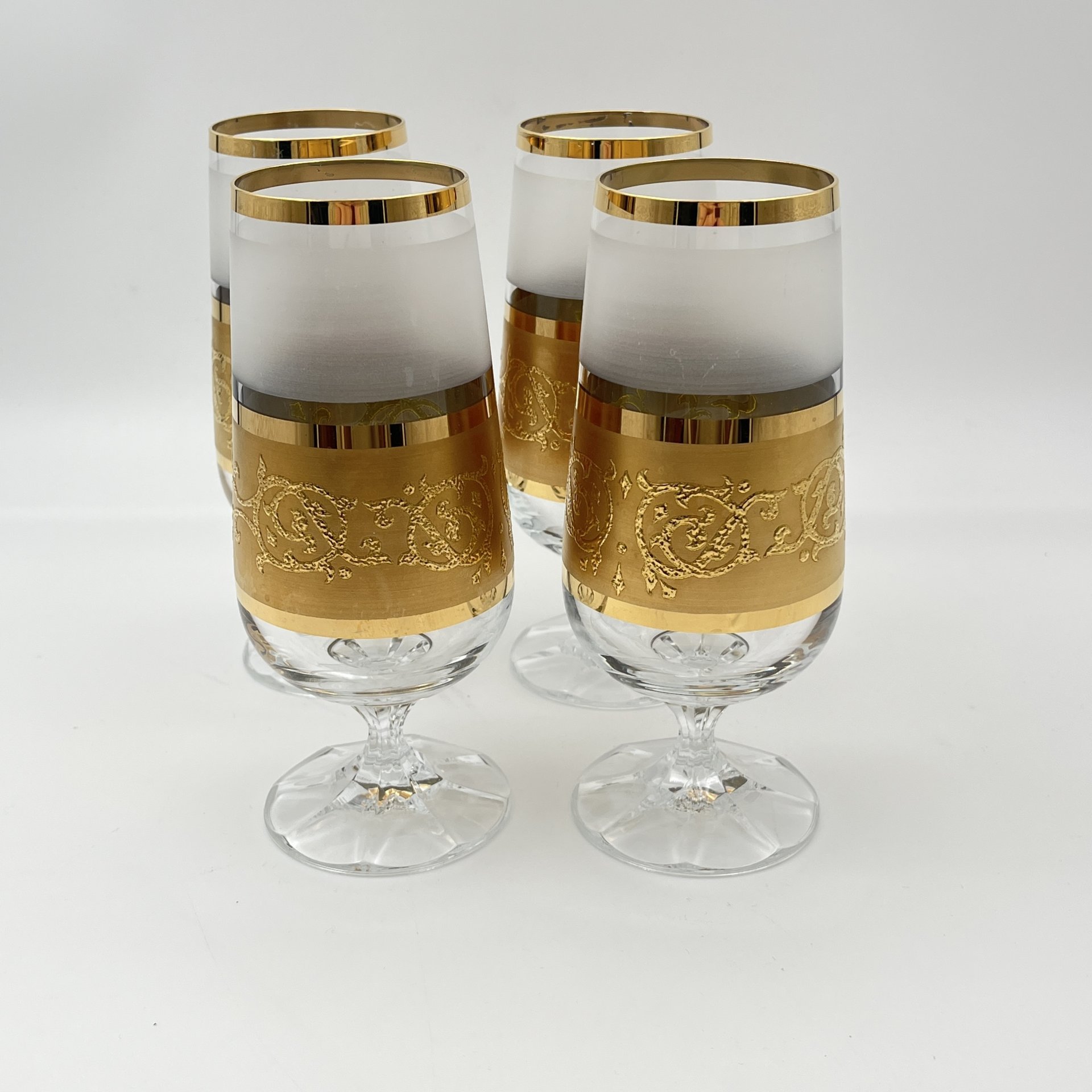 Набор из 4-х фужеров, украшенных золотистым узором