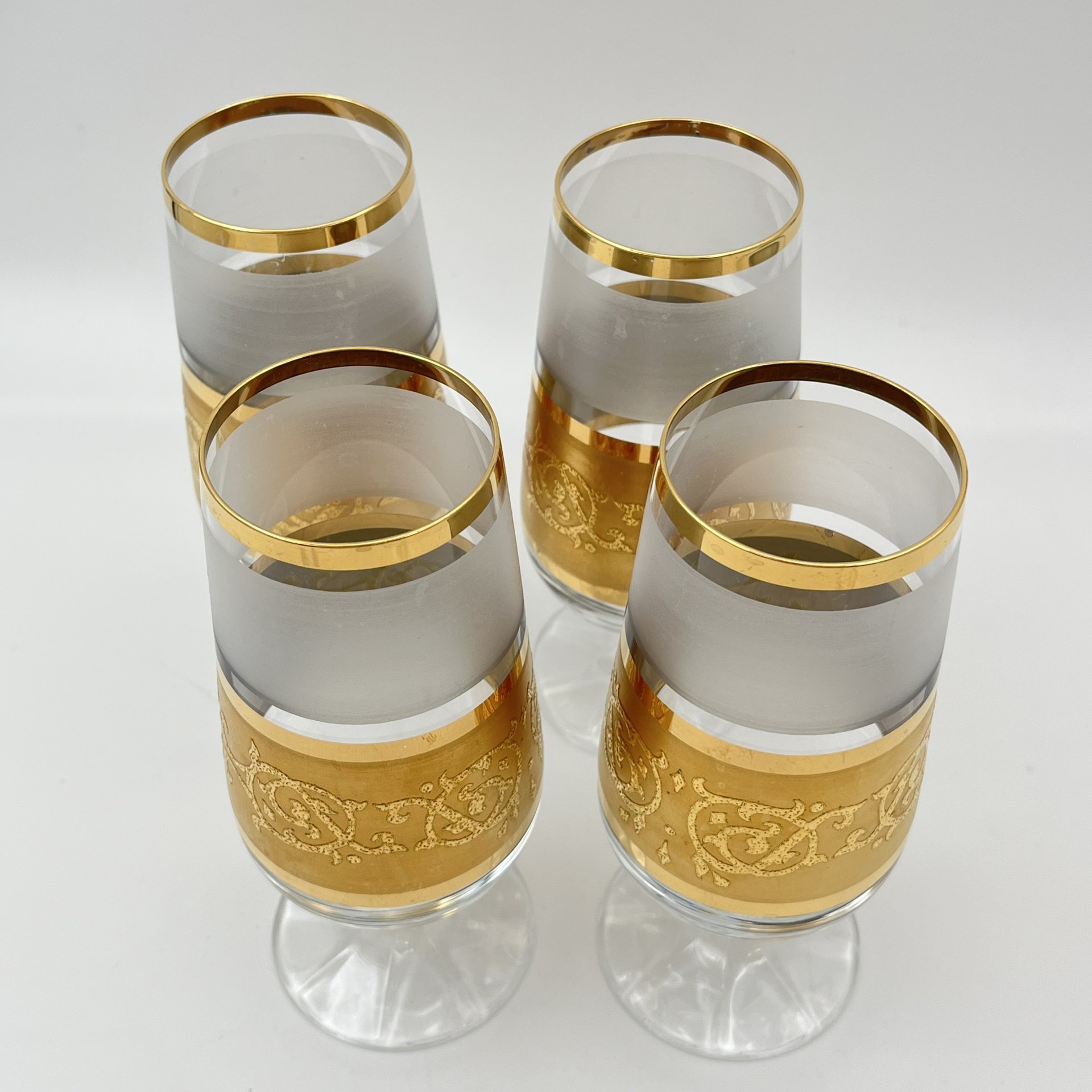 Набор из 4-х фужеров, украшенных золотистым узором