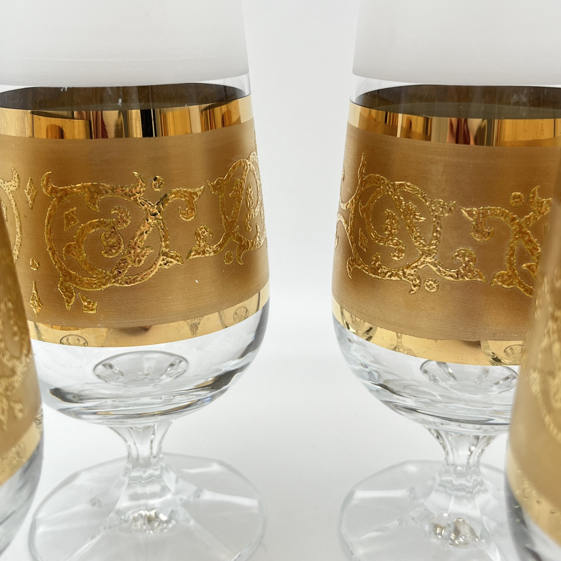 Набор из 4-х фужеров, украшенных золотистым узором