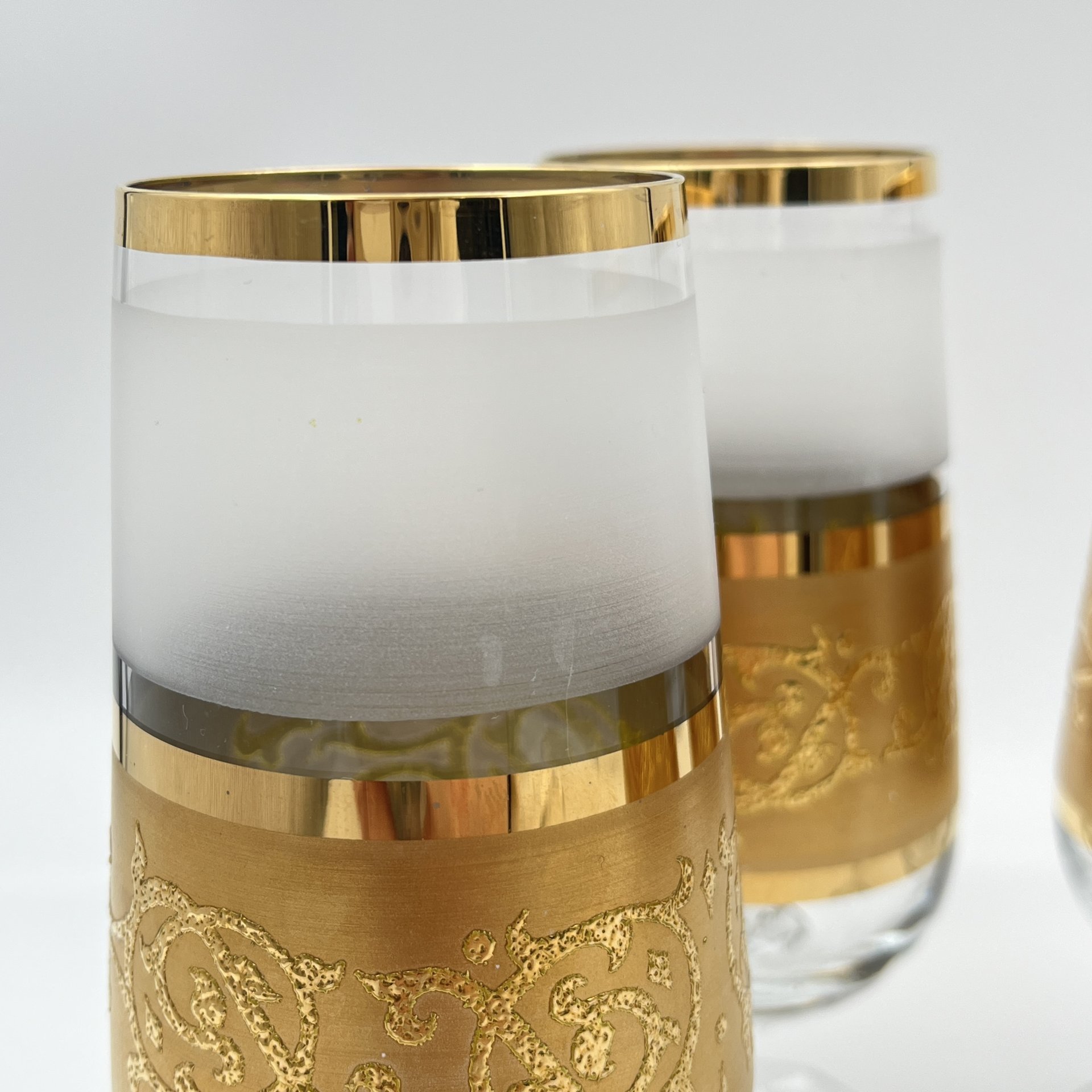 Набор из 4-х фужеров, украшенных золотистым узором