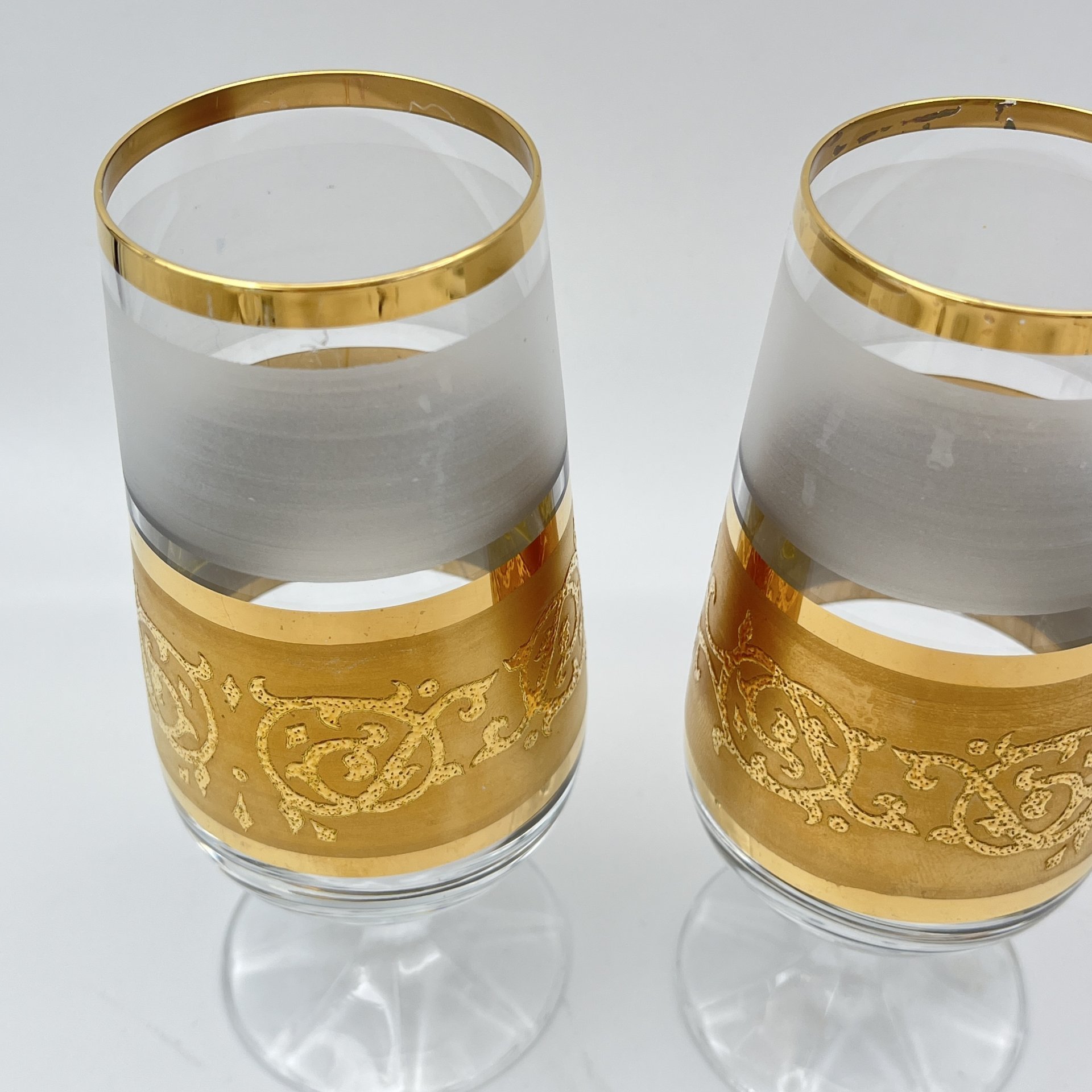 Набор из 4-х фужеров, украшенных золотистым узором