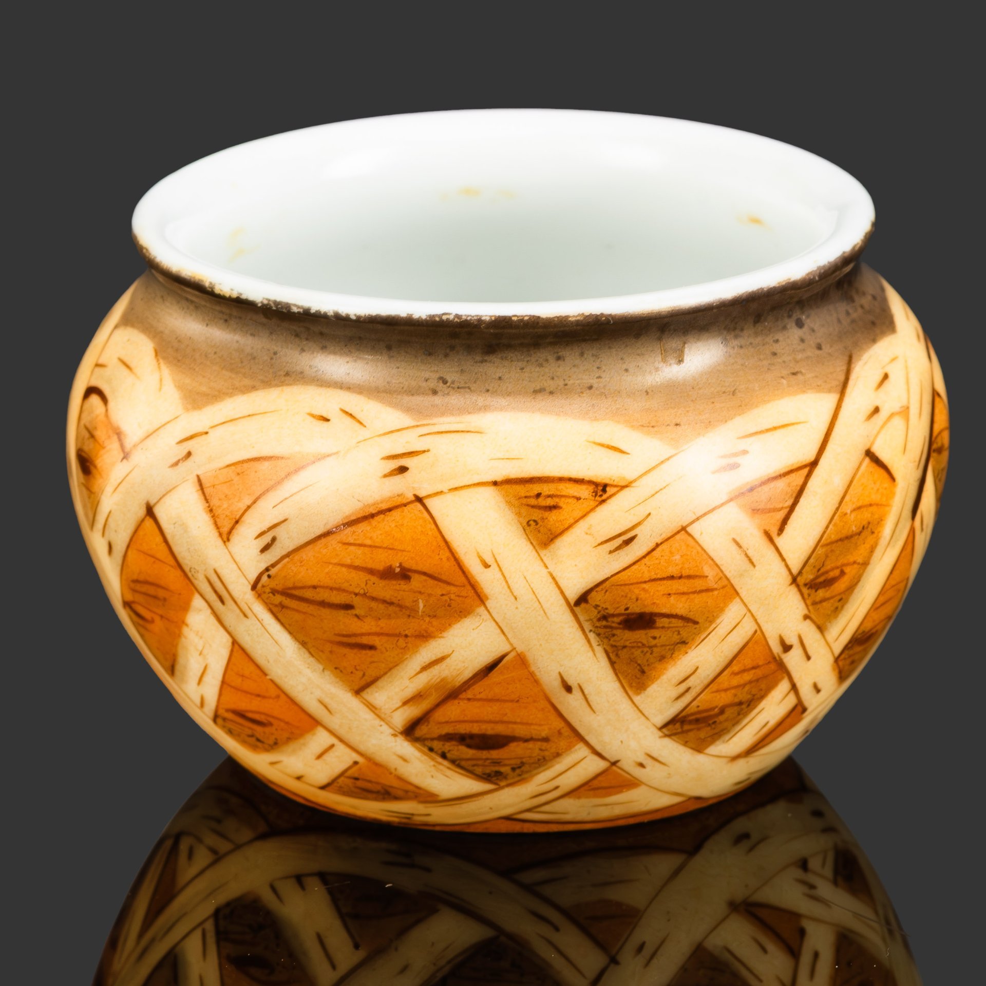 Солонка в форме горшочка с имитацией плетения лыка, фарфор, роспись, Фарфоровая фабрика Гарднера, Российская империя, 1870-1890 гг.