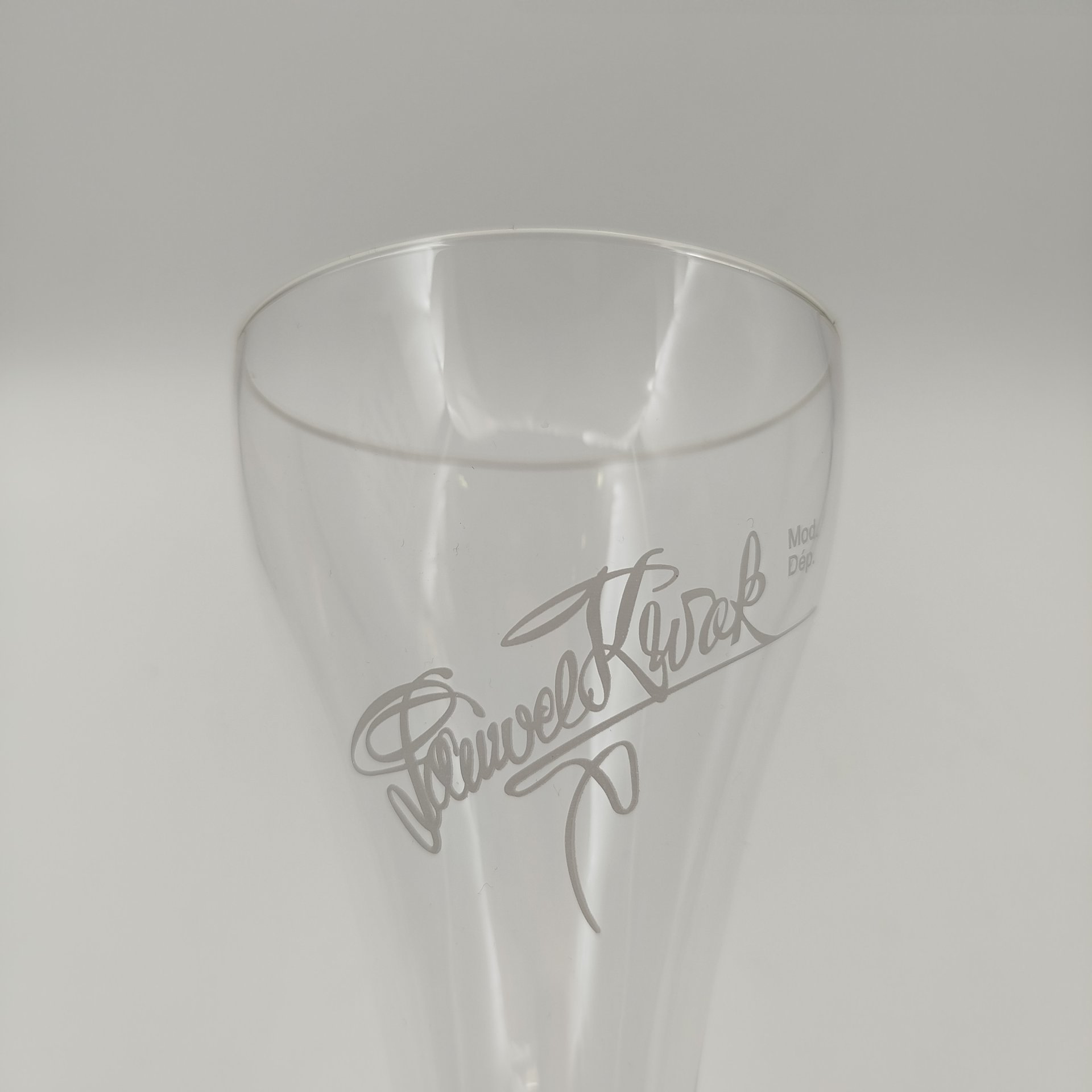 Пара бокалов для пива (для Квака (Kwak)) уникальной формы с ручкой выполненной из дерева