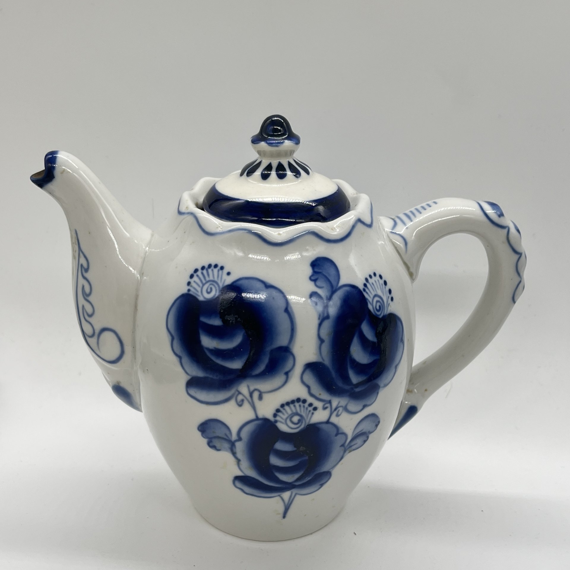 Чайник заварочный с цветочным расписным декором, фарфор, роспись, Объединение «Гжель», СССР, 1972-1985 гг.