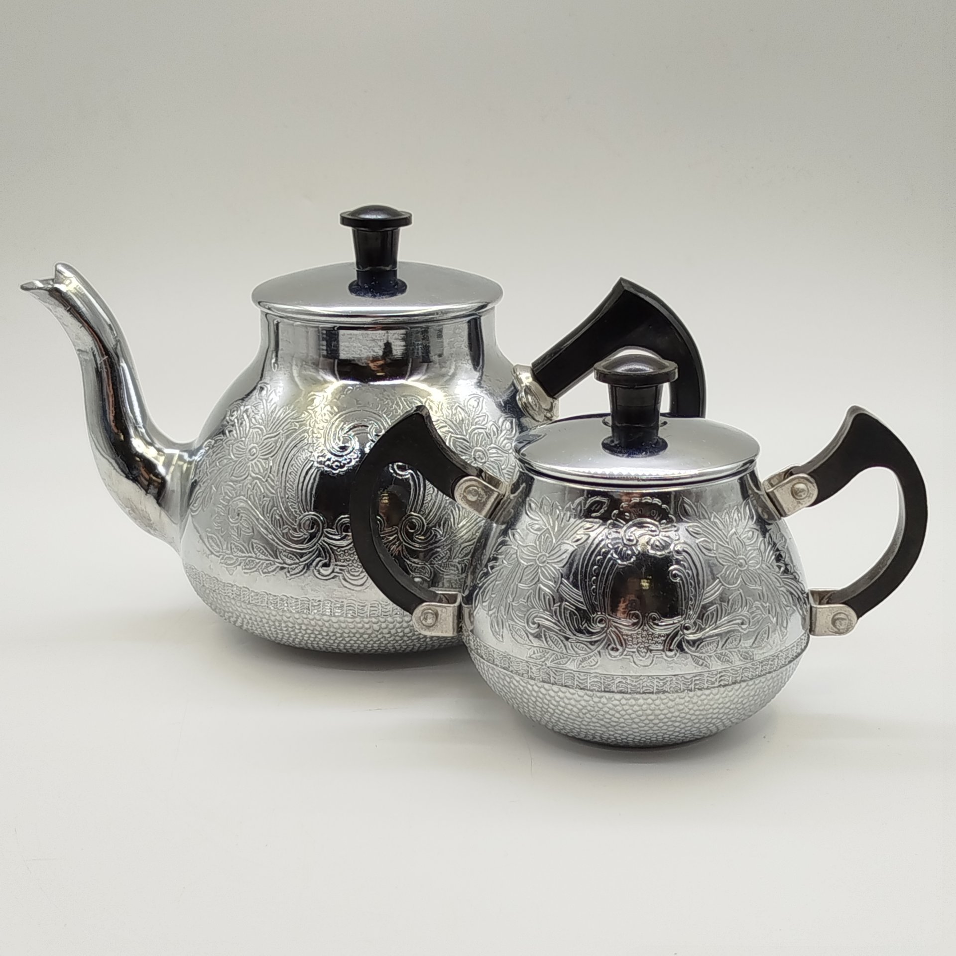 Набор из заварочного чайника и сахарницы с рельефным цветочным декором, Калининградский машиностроительный завод