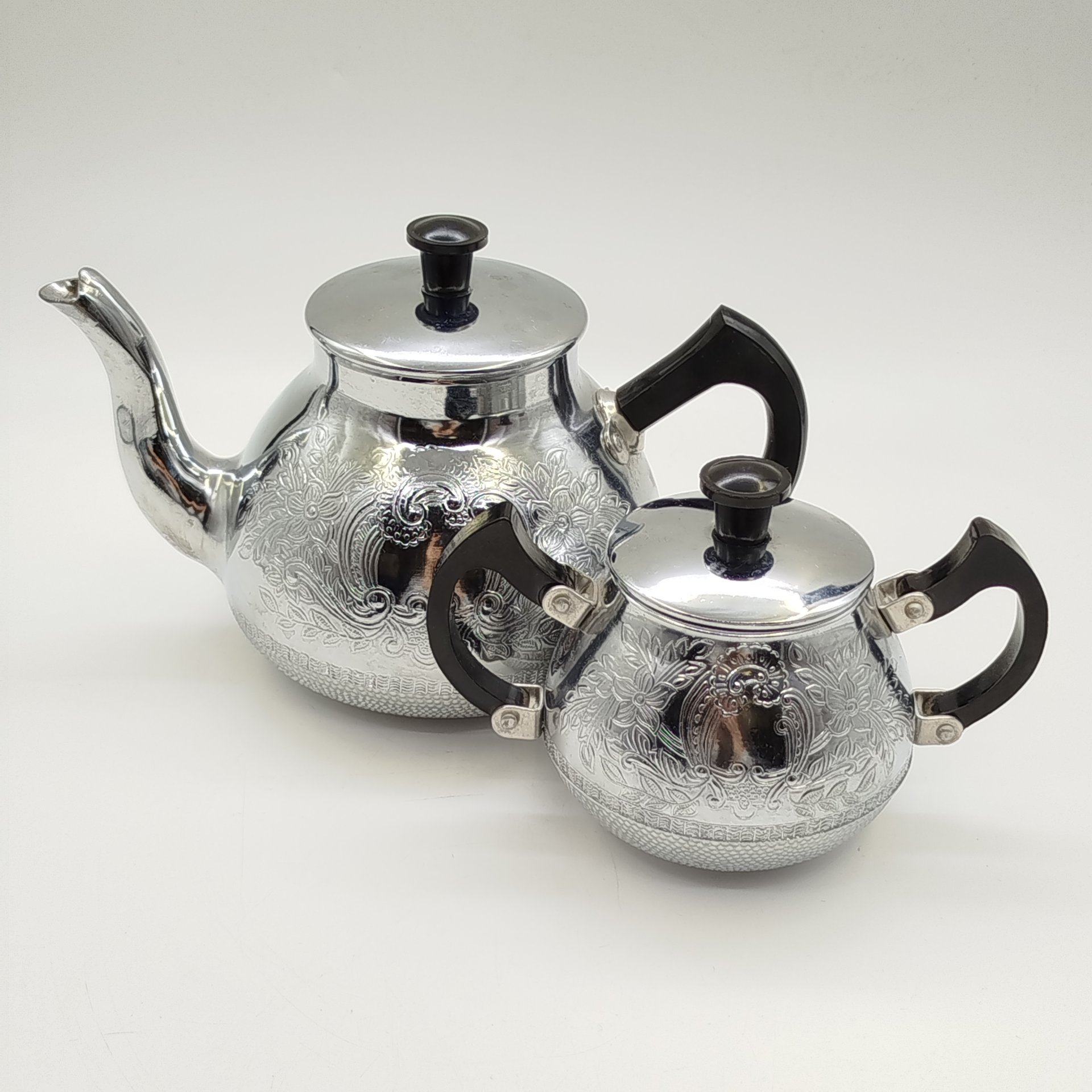 Набор из заварочного чайника и сахарницы с рельефным цветочным декором, Калининградский машиностроительный завод