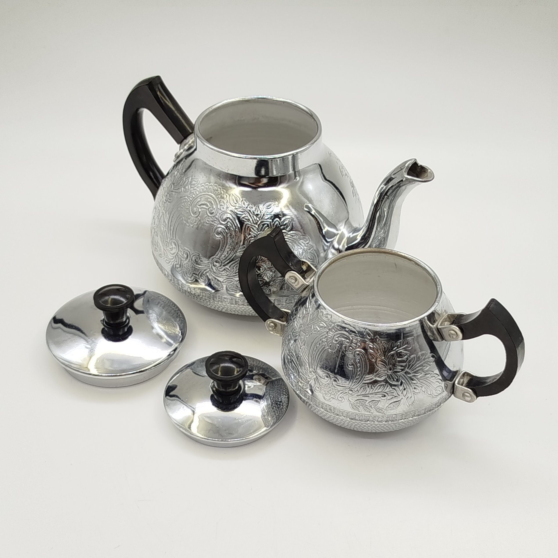 Набор из заварочного чайника и сахарницы с рельефным цветочным декором, Калининградский машиностроительный завод