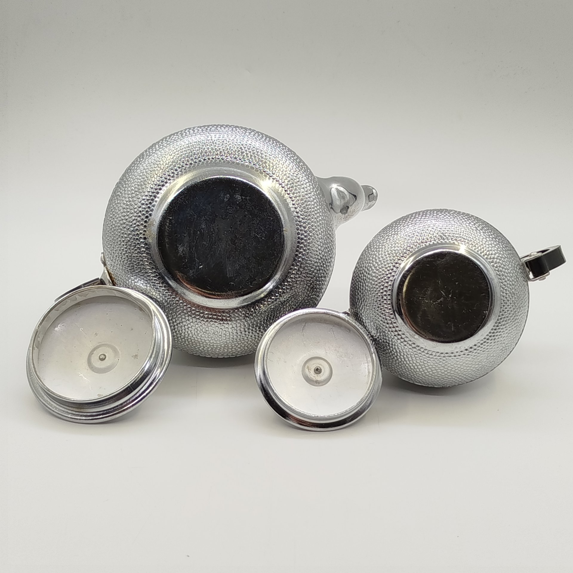 Набор из заварочного чайника и сахарницы с рельефным цветочным декором, Калининградский машиностроительный завод