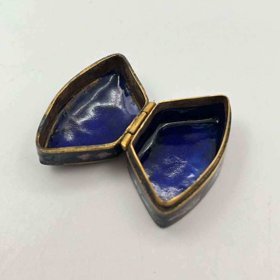 Таблетница, выполненная в стиле клуазоне с цветочным декором, металл, эмали, клуазоне, Китай, 1960-1980 гг.