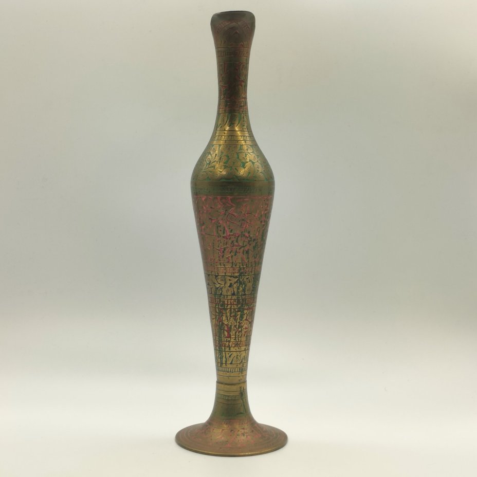 Кувшин, декорированный растительным узором в восточном стиле