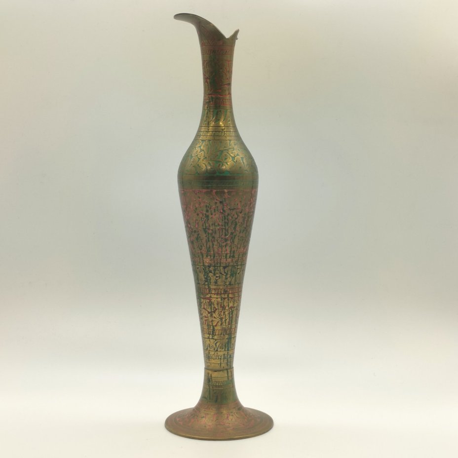 Кувшин, декорированный растительным узором в восточном стиле