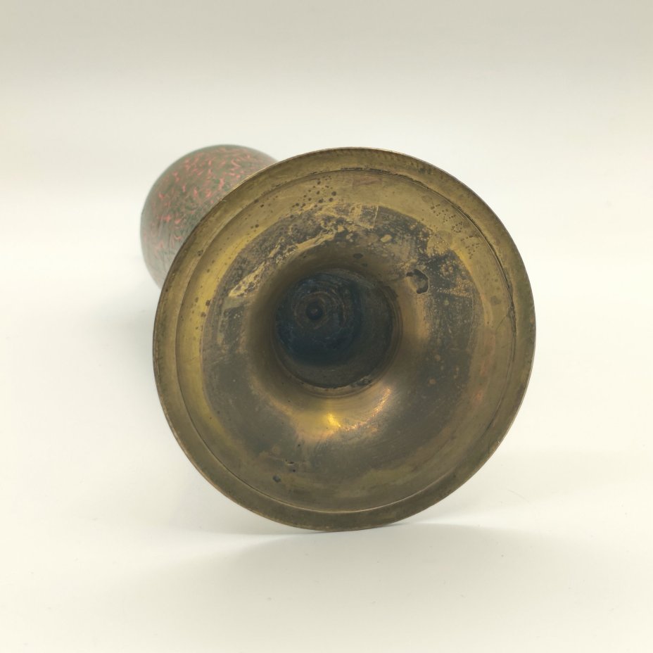 Кувшин, декорированный растительным узором в восточном стиле