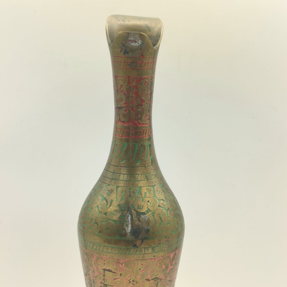 Кувшин, декорированный растительным узором в восточном стиле