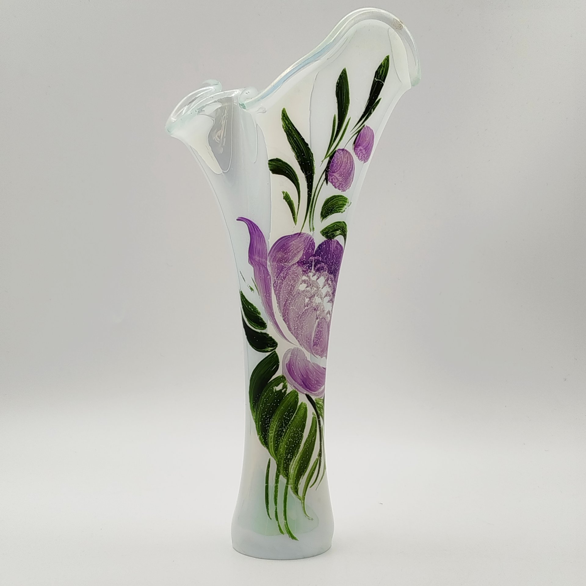 Ваза перламутрового цвета с изображением лилового пиона, стекло, люстр, роспись, СССР, 1980-1990 гг.