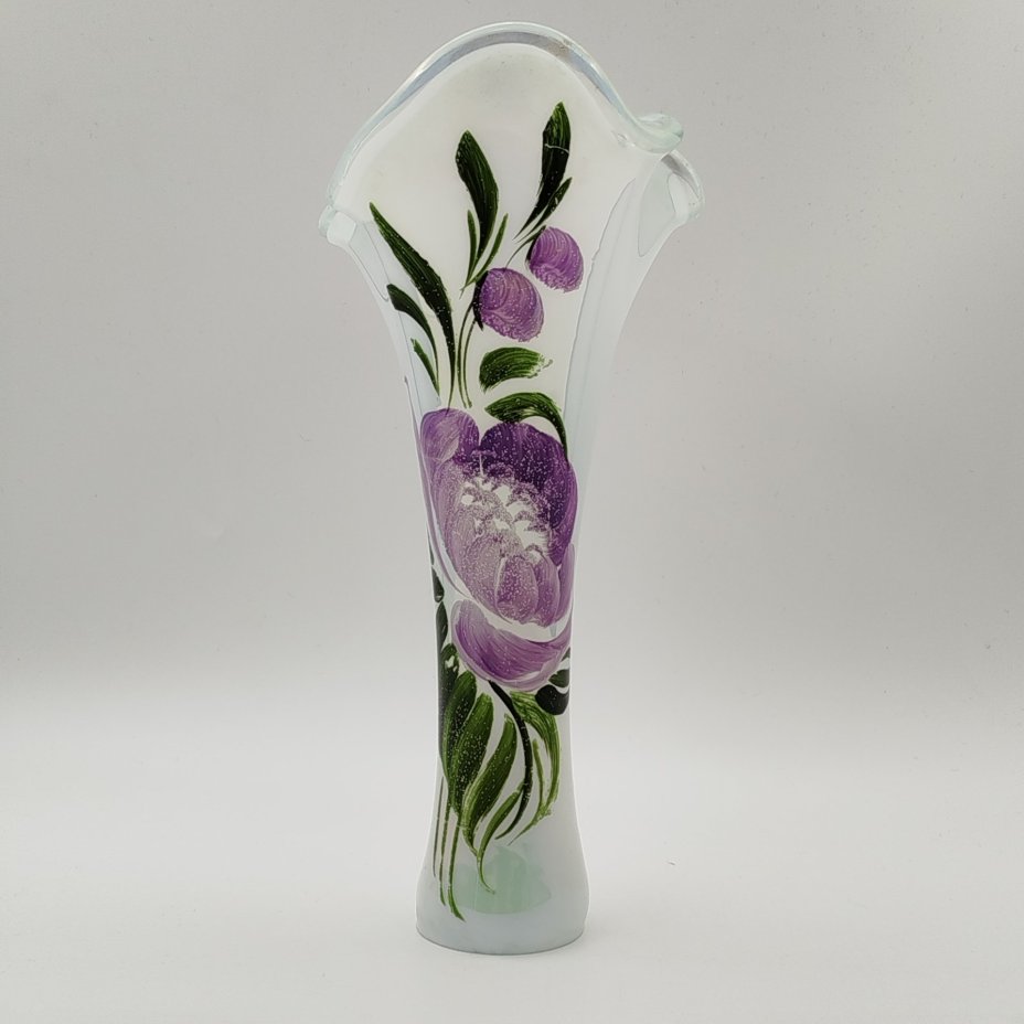 Ваза перламутрового цвета с изображением лилового пиона