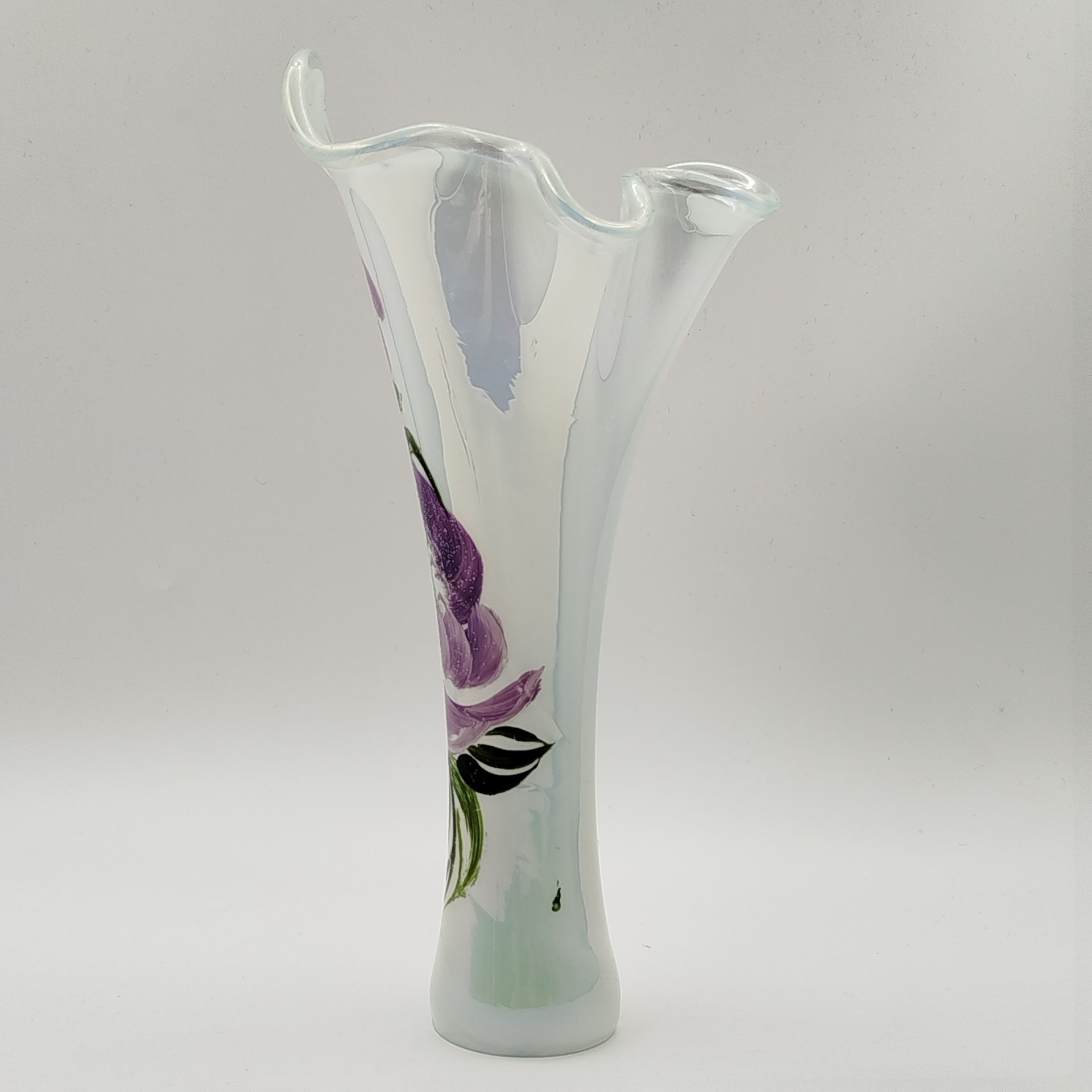 Ваза перламутрового цвета с изображением лилового пиона, стекло, люстр, роспись, СССР, 1980-1990 гг.