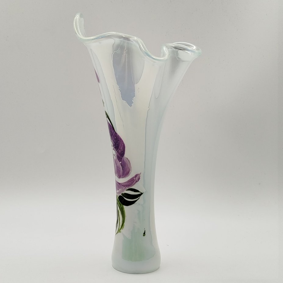 Ваза перламутрового цвета с изображением лилового пиона