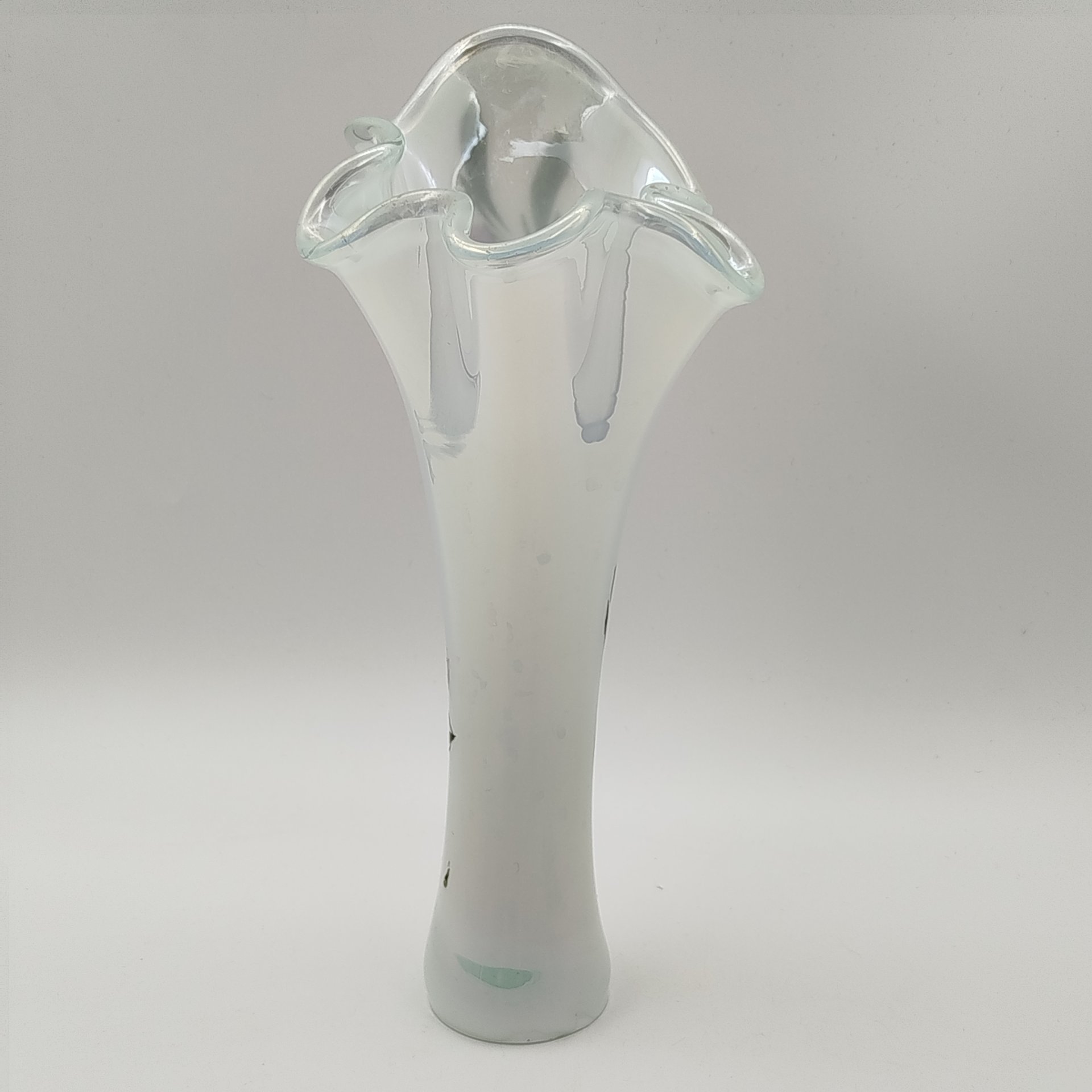 Ваза перламутрового цвета с изображением лилового пиона, стекло, люстр, роспись, СССР, 1980-1990 гг.