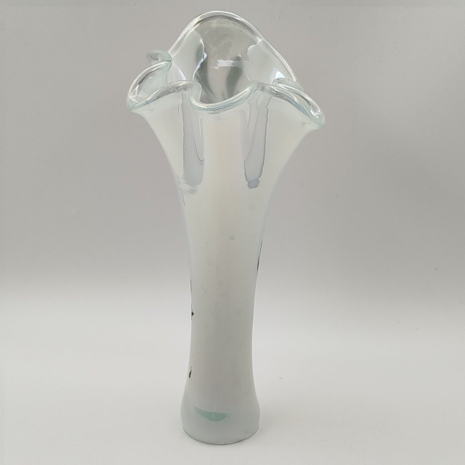 Ваза перламутрового цвета с изображением лилового пиона