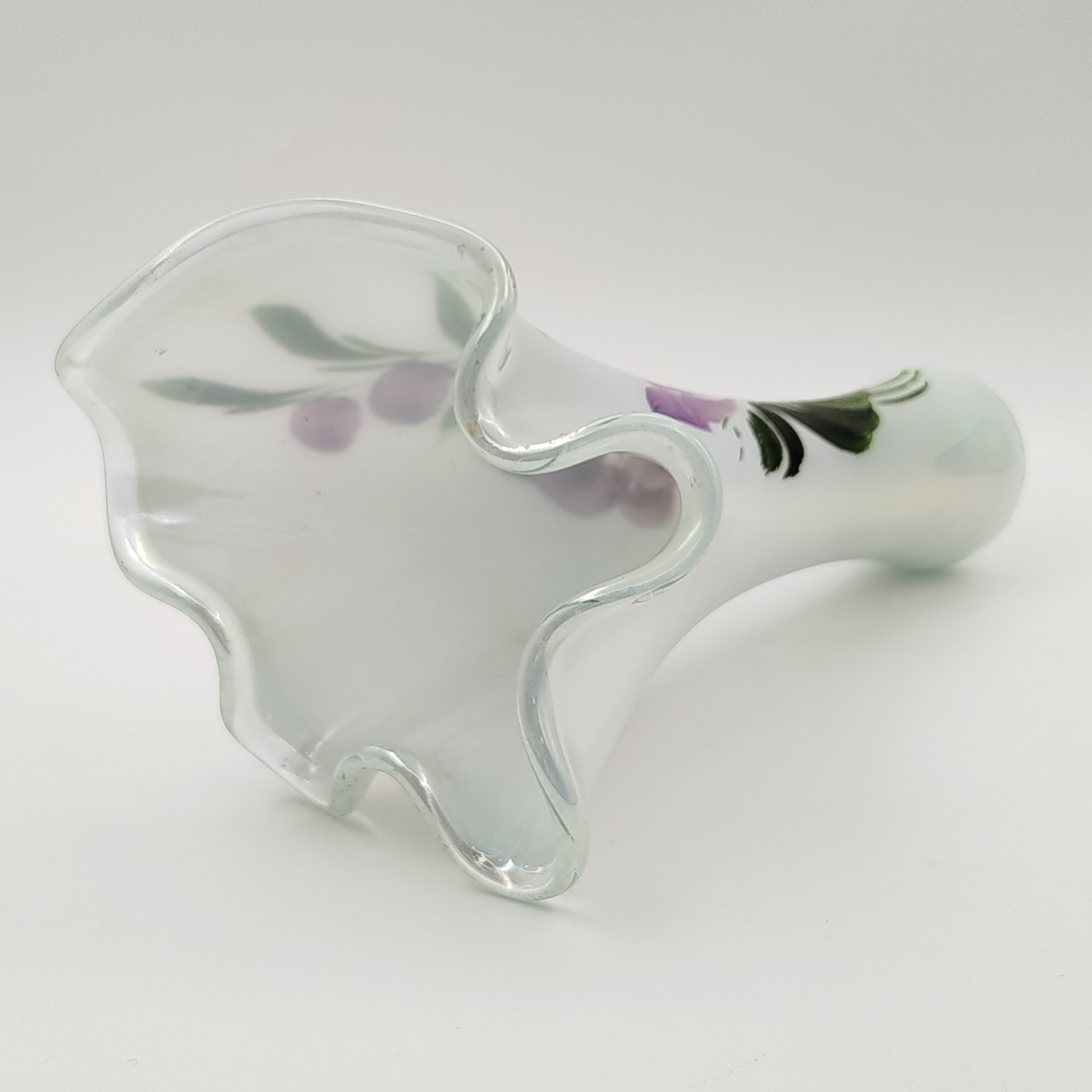 Ваза перламутрового цвета с изображением лилового пиона, стекло, люстр, роспись, СССР, 1980-1990 гг.