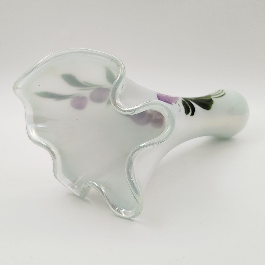 Ваза перламутрового цвета с изображением лилового пиона