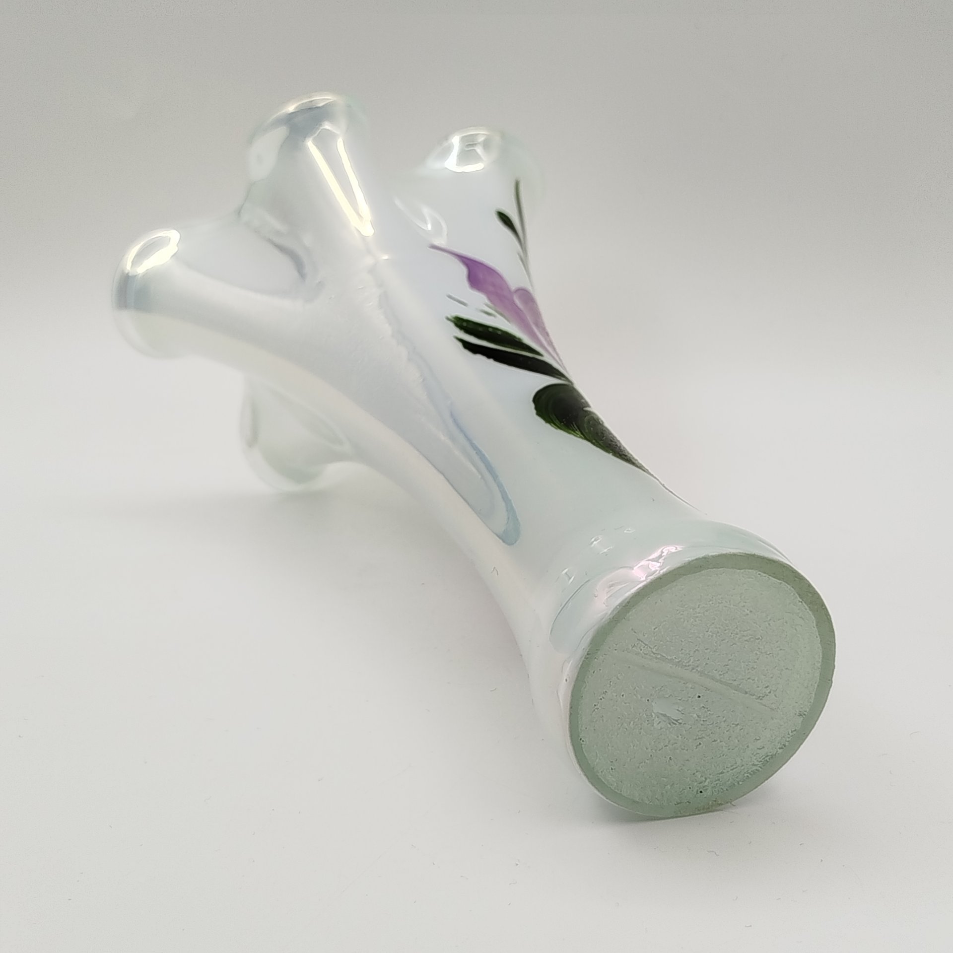 Ваза перламутрового цвета с изображением лилового пиона, стекло, люстр, роспись, СССР, 1980-1990 гг.