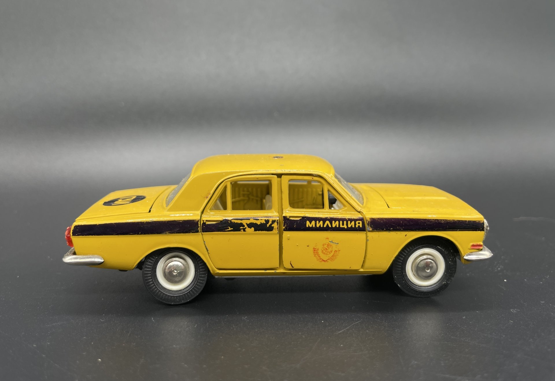 Модель автомобиля в масштабе 1:43 "ГАЗ 2401" (милиция)