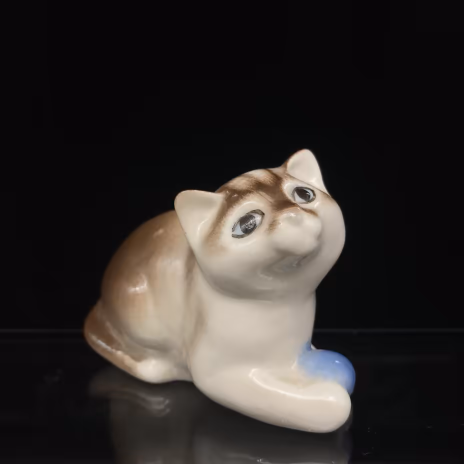 Статуэтка "Котёнок с мячом", Ленинградский фарфоровый завод (ЛФЗ)