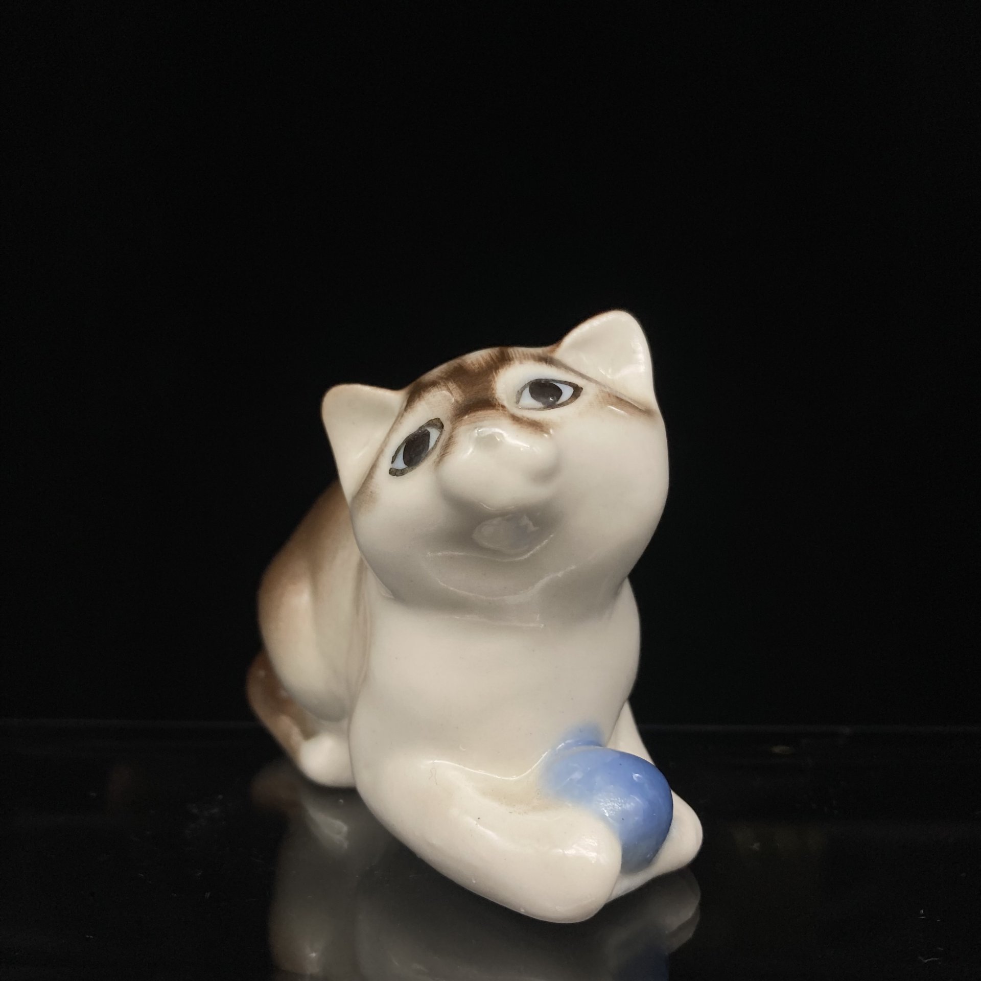 Статуэтка "Котёнок с мячом", Ленинградский фарфоровый завод (ЛФЗ)