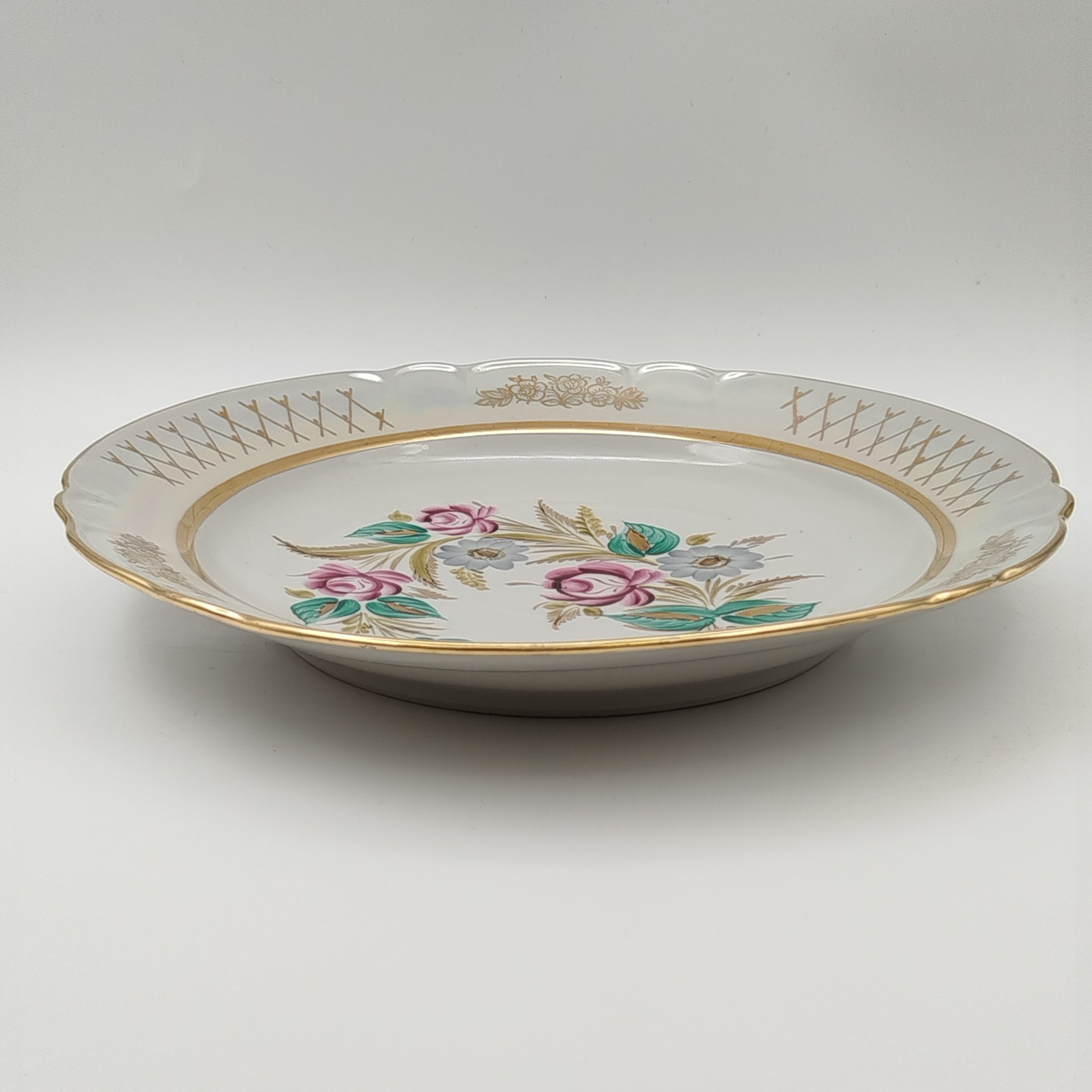 Блюдо круглой формы с цветочным декором, фарфор, роспись, люстр, золочение, Барановский фарфоровый завод, СССР, 1970-1991 гг.
