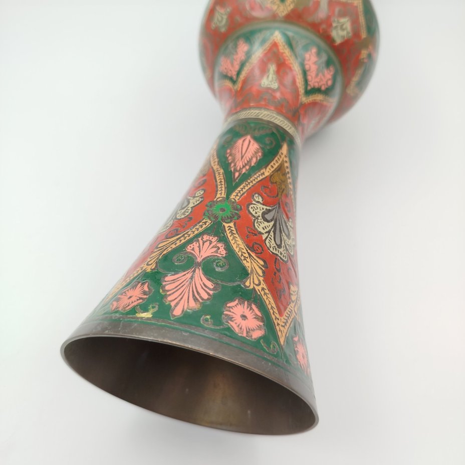 Ваза в восточном стиле, украшенная растительным и цветочным декором