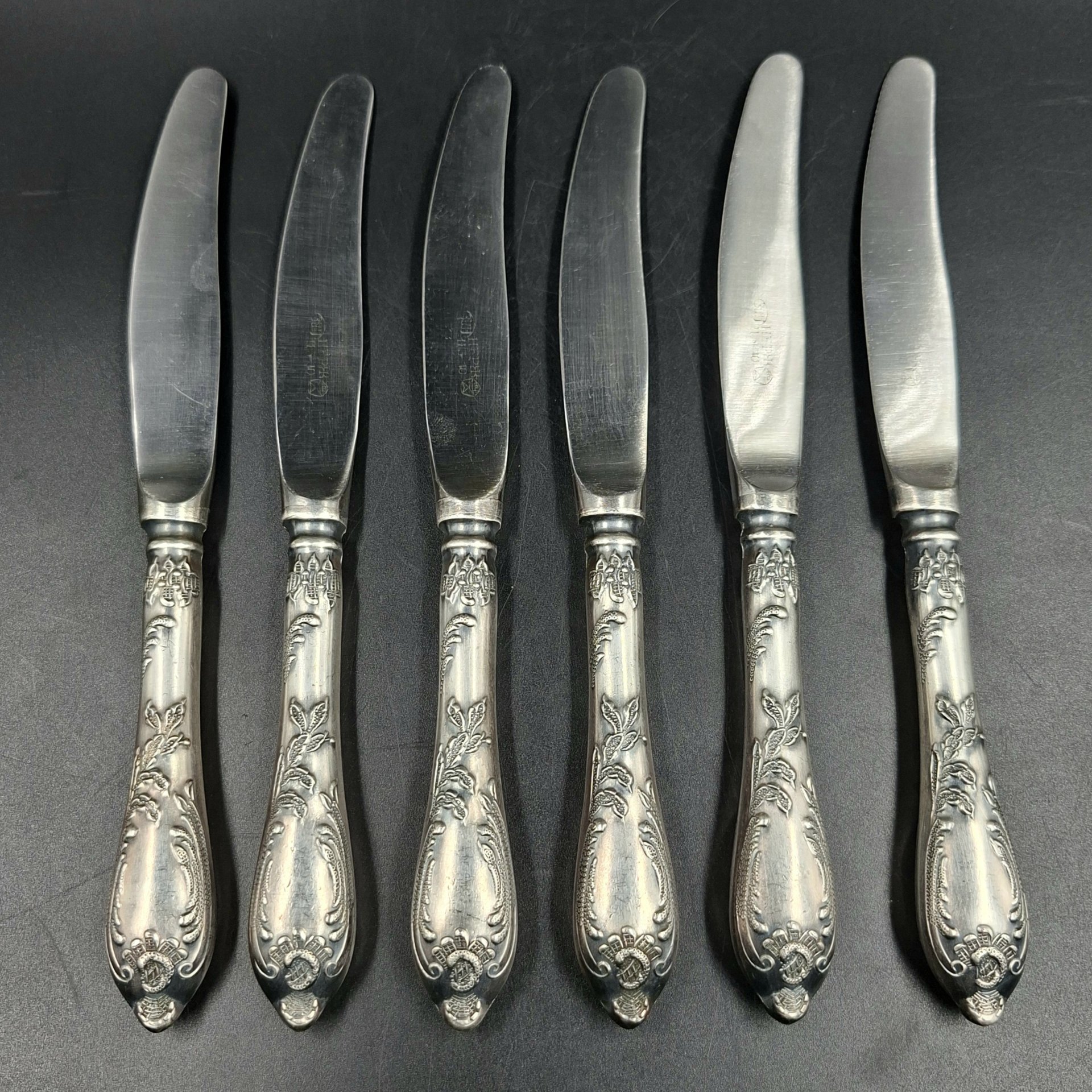 Набор из шести десертных ножей с растительным декором, мНЦ (медь-никель-цинк), сталь, Вольнянский завод столовых приборов им. Шевченко (ЗiШ, ЗиШ), СССР, 1960-1980 гг.