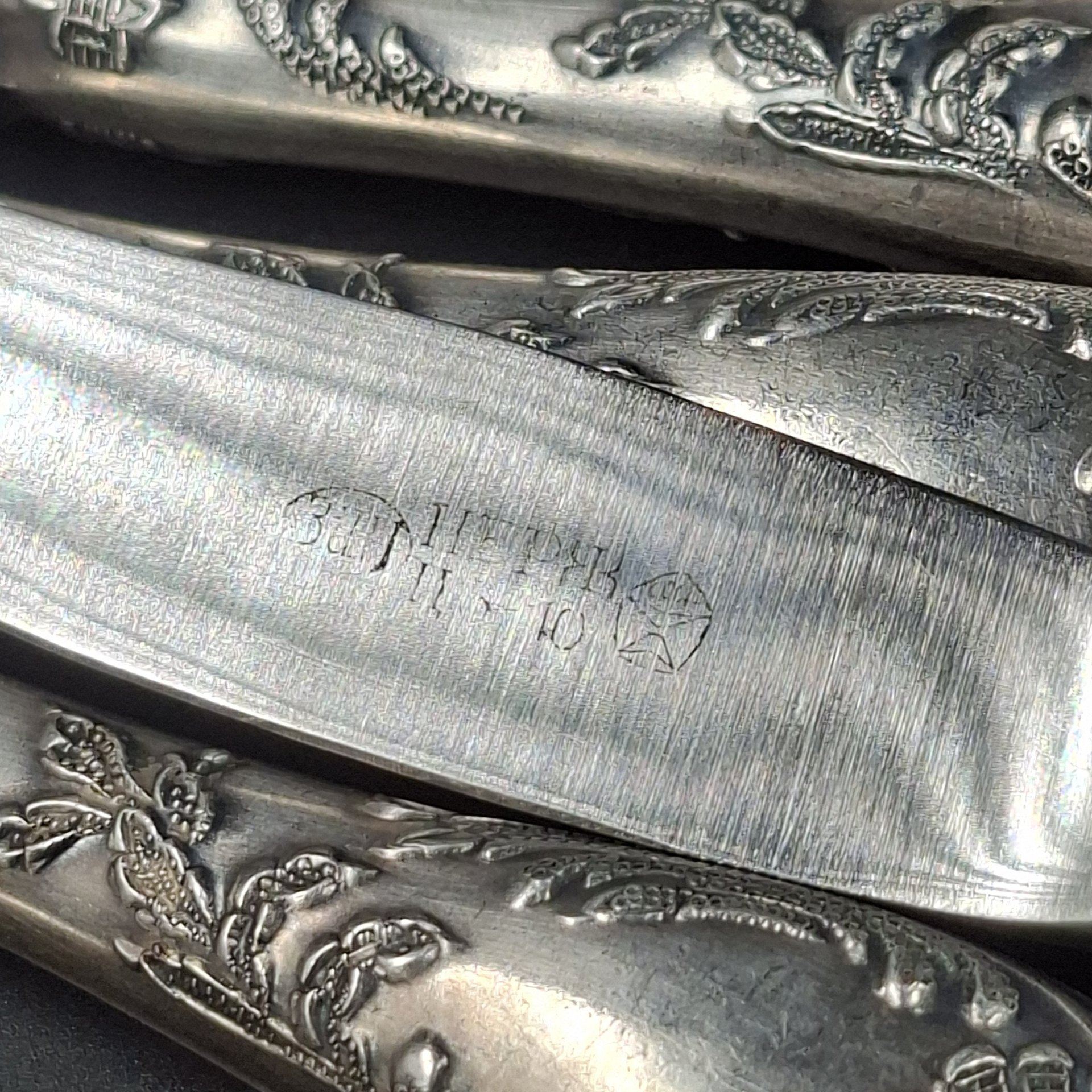 Набор из шести десертных ножей с растительным декором, мНЦ (медь-никель-цинк), сталь, Вольнянский завод столовых приборов им. Шевченко (ЗiШ, ЗиШ), СССР, 1960-1980 гг.