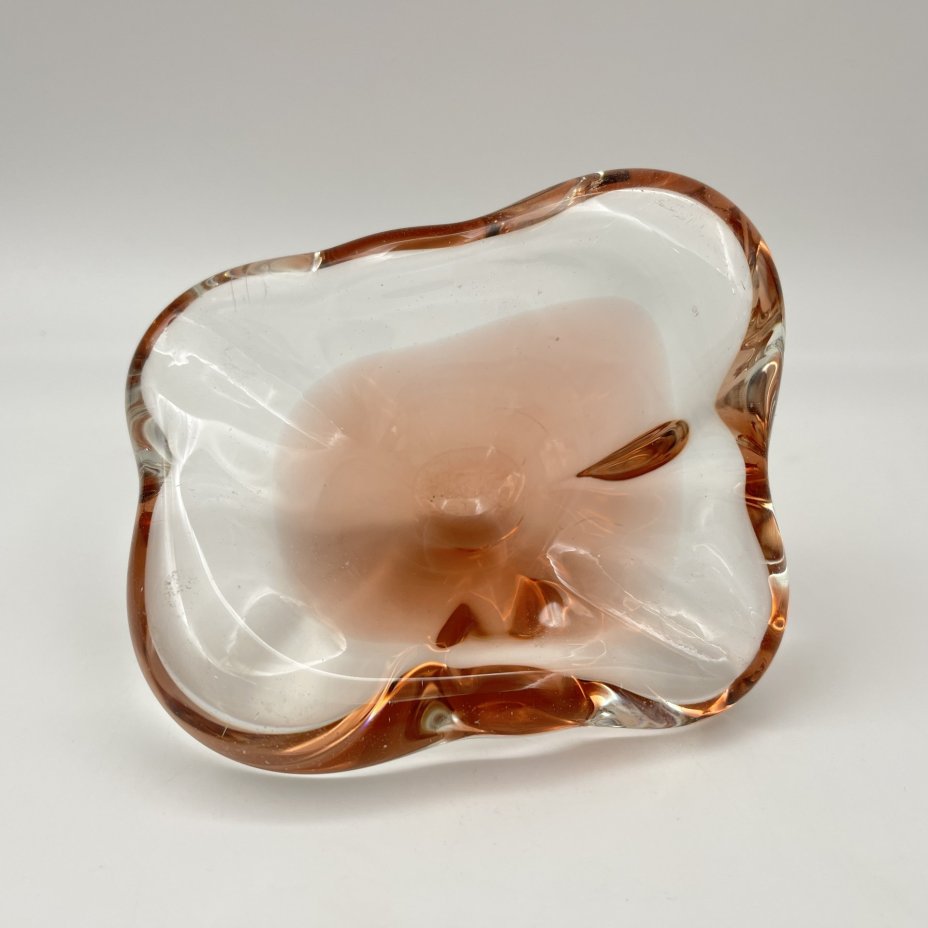 Пепельница оригинальной формы розоватого оттенка