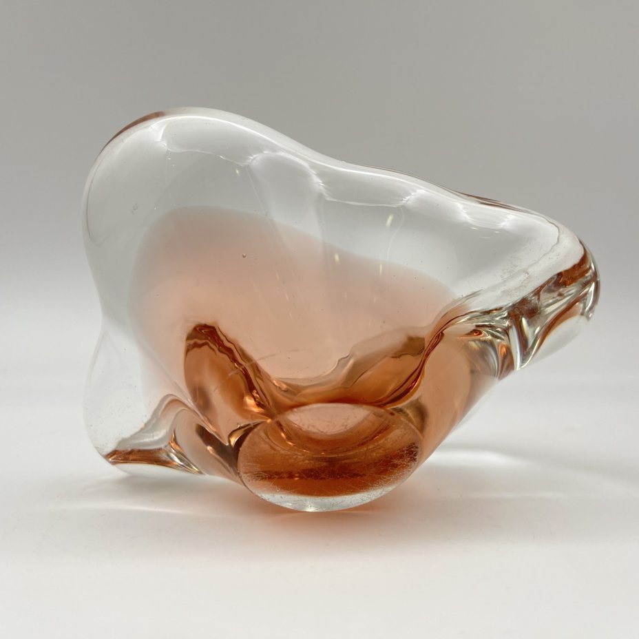 Пепельница оригинальной формы розоватого оттенка