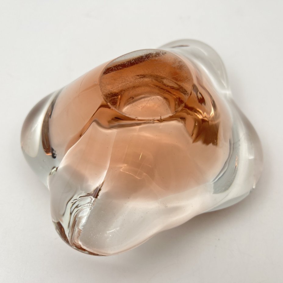 Пепельница оригинальной формы розоватого оттенка