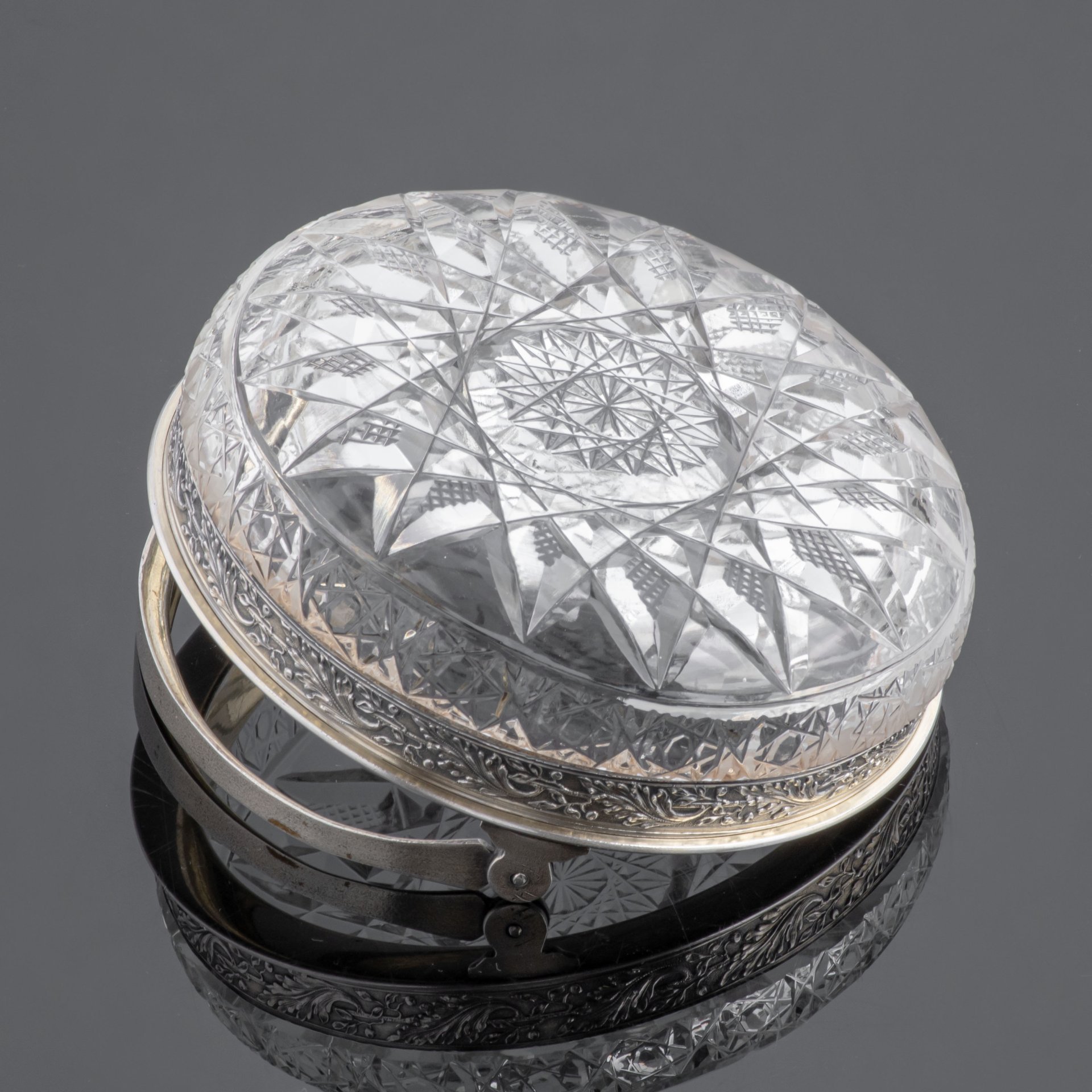 Ваза (конфетница) круглой формы в оправе с ручкой, Московский завод ювелирных и металлических изделий (МЮЗ)
