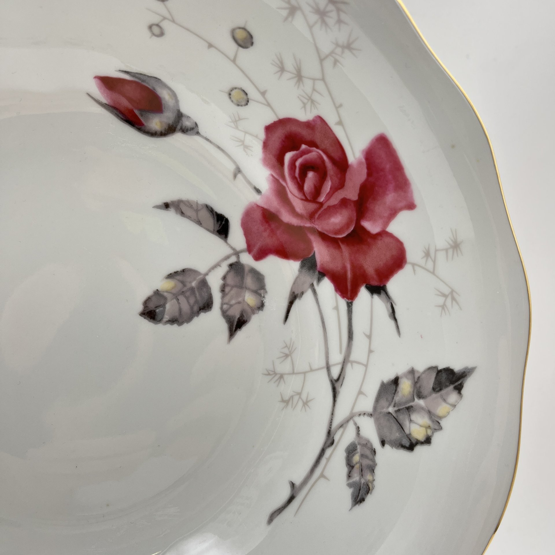 Салатник, украшенный изображением розы