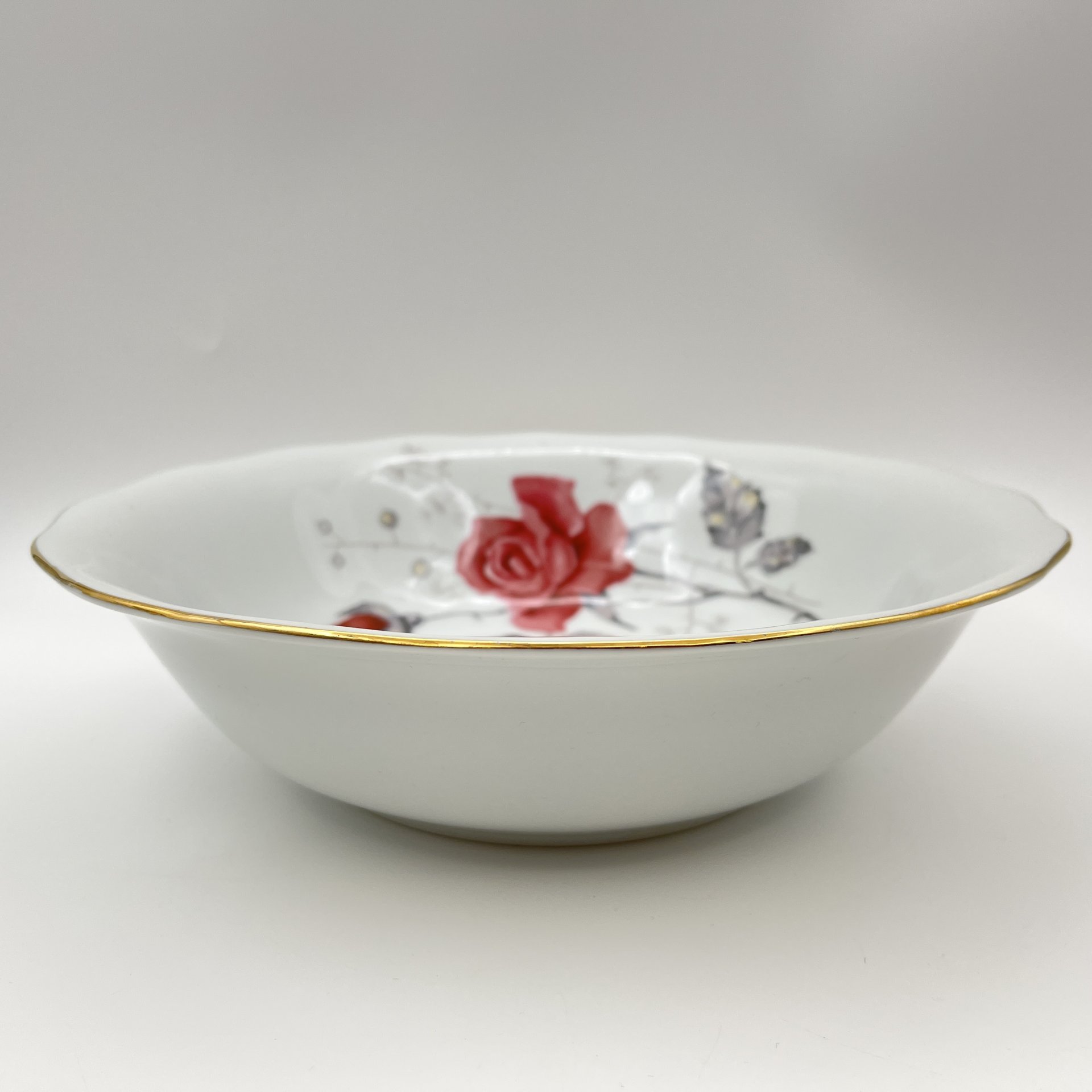 Салатник, украшенный изображением розы