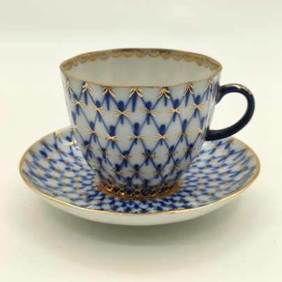 Пара кофейная "Кобальтовая сетка", автор формы "Тюльпан" С.Е. Яковлева, автор рисунка А.А. Яцкевич, фарфор, деколь, золочение, Ленинградский фарфоровый завод (ЛФЗ), СССР, 1970-1991 гг.