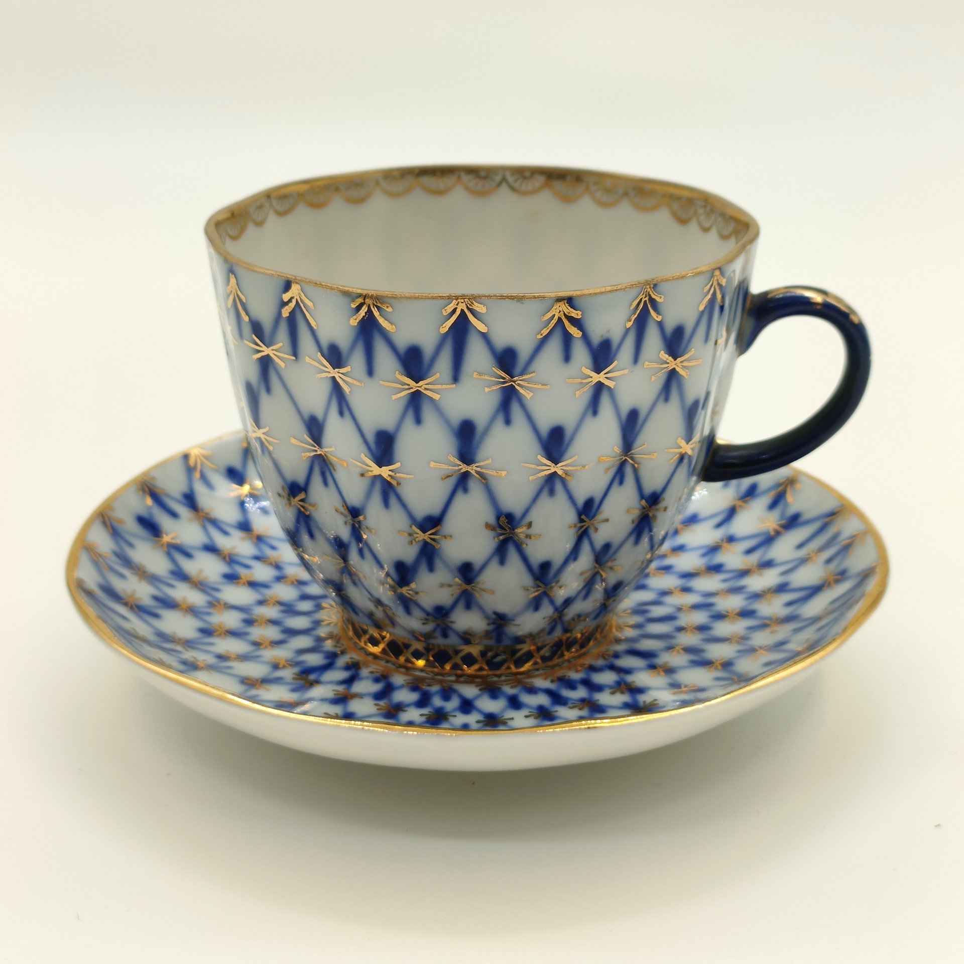 Пара кофейная "Кобальтовая сетка", автор формы "Тюльпан" С.Е. Яковлева, автор рисунка А.А. Яцкевич, фарфор, деколь, золочение, Ленинградский фарфоровый завод (ЛФЗ), СССР, 1970-1991 гг.